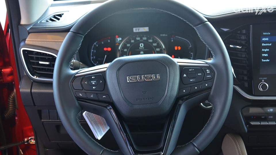 Vô lăng tích hợp các phím điều khiển tiện lợi