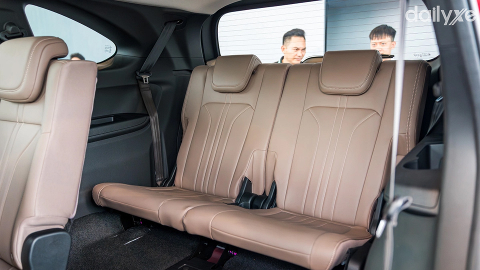 Hàng ghế sau rộng rãi và thoải mái cho người ngồi
