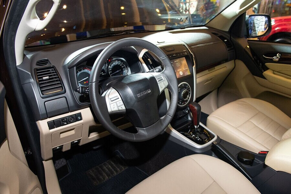 Tay lái Mu-X thiết kế 3 chấu