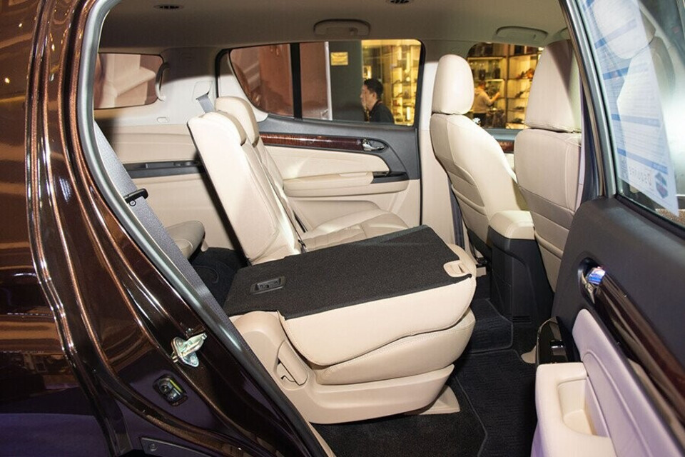 Isuzu MU-X hàng ghế sau rộng rãi