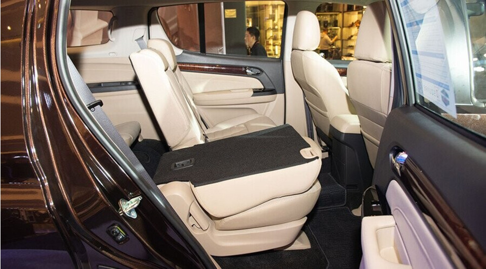 Isuzu MU-X hàng ghế sau rộng rãi