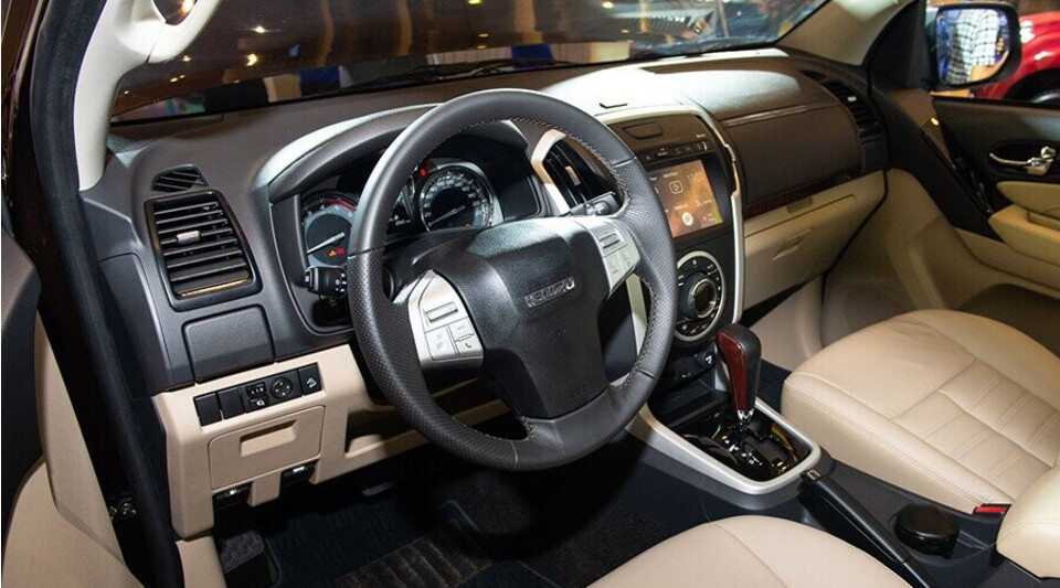 MU-X được trang bị vô lăng 3 chấu bọc da