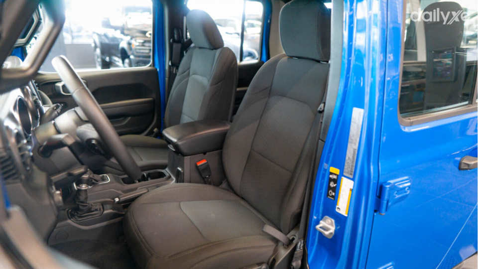 Ghế ngồi bọc da êm ái và chỉnh chu