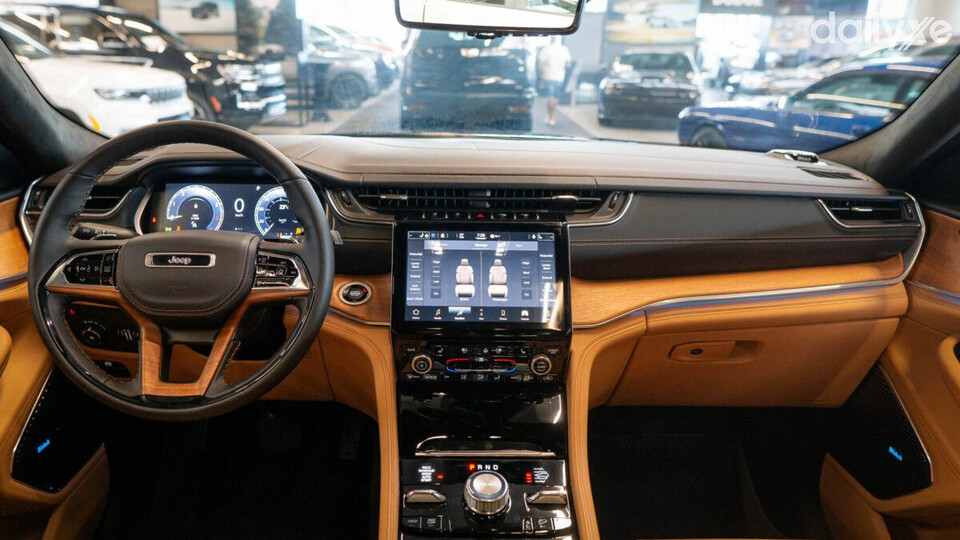 Nội thất ngập những tiện nghi hiện đại, nhiều chất liệu da và gỗ cao cấp