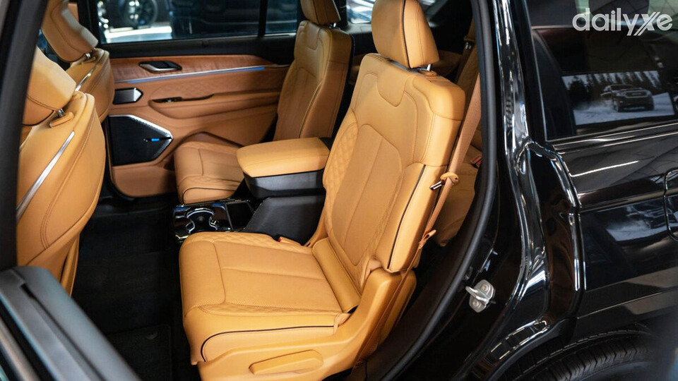 Hàng ghế thứ 2 cũng được thiết kế tỉ mỉ