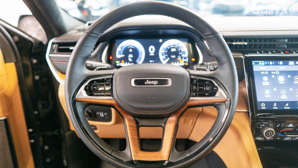 Vô lăng Jeep Grand Cherokee được bọc da cao cấp