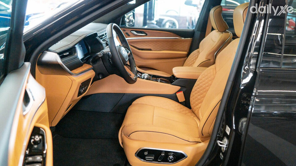 Thiết kế ghế hướng đến sự thoải mái và vừa vặn kết hợp bọc da cao cấp