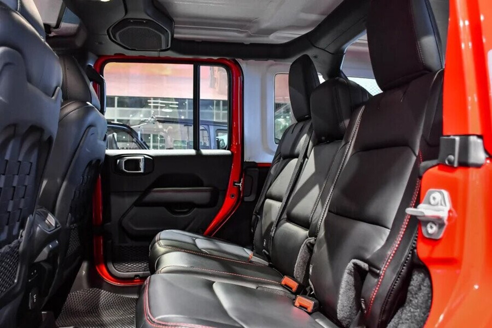 Hàng ghế sau rộng rãi Hàng ghế sau rộng rãi