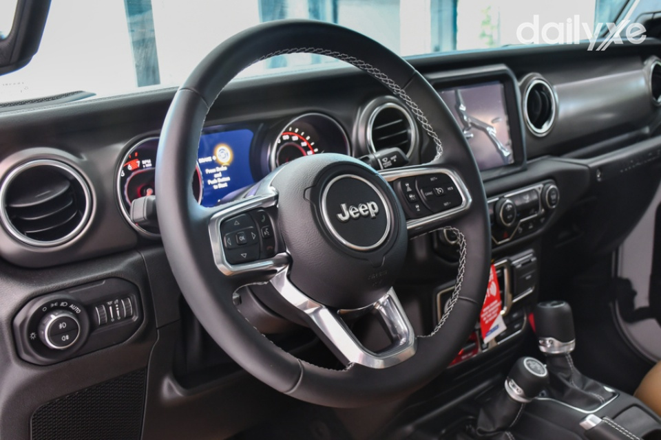 Vô lăng khá đơn giản với 3 chấu bọc da