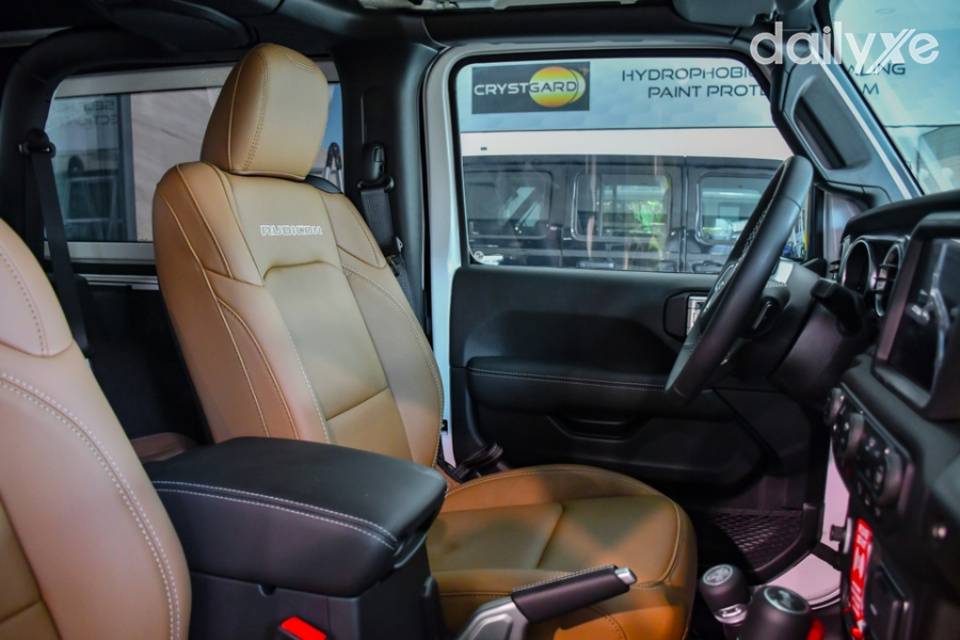 Ghế ngồi êm ái tích hợp nhiều chức năng