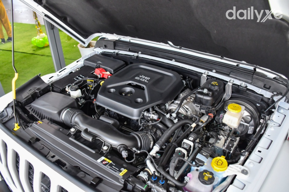 Trang bị khối động cơ 2.0L Turbo mạnh mẽ