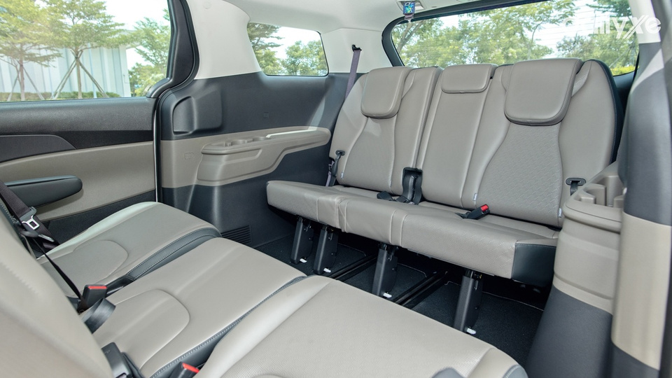 New KIA Carnival 8 chỗ đa dụng và linh hoạt có nội thất màu xám