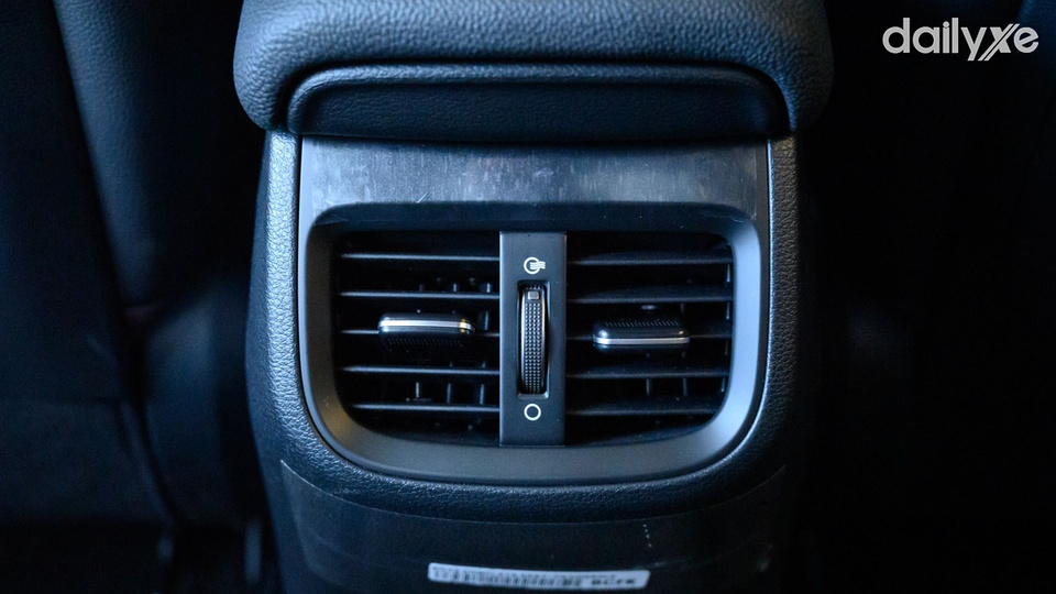 Hàng ghế sau mát mẻ nhờ hệ thống cửa gió tùy chỉnh