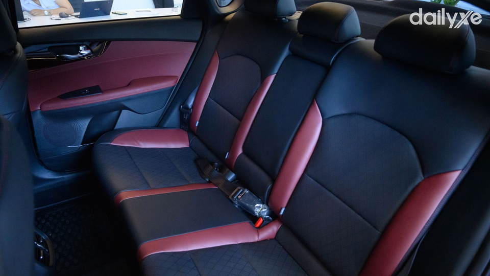 Hàng ghế sau đảm bảo sự thoải mái cho mọi hành khách