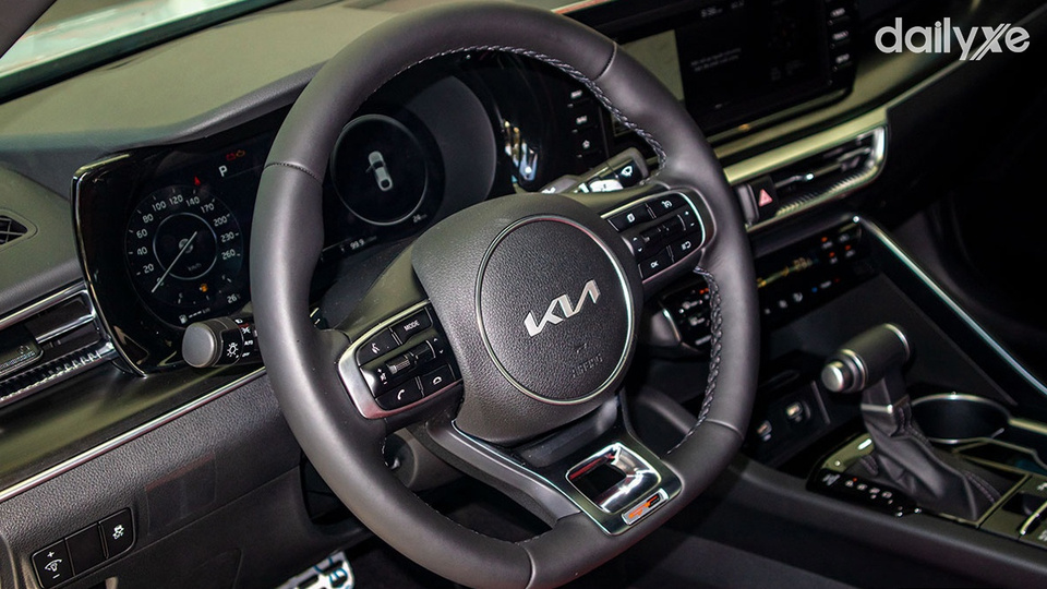 Vô lăng ba chấu bọc da tạo cảm giác êm ái khi cầm nắm