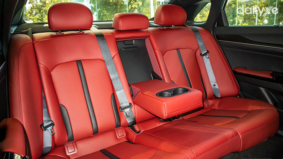 Hàng ghế sau rộng rãi và thoáng mát