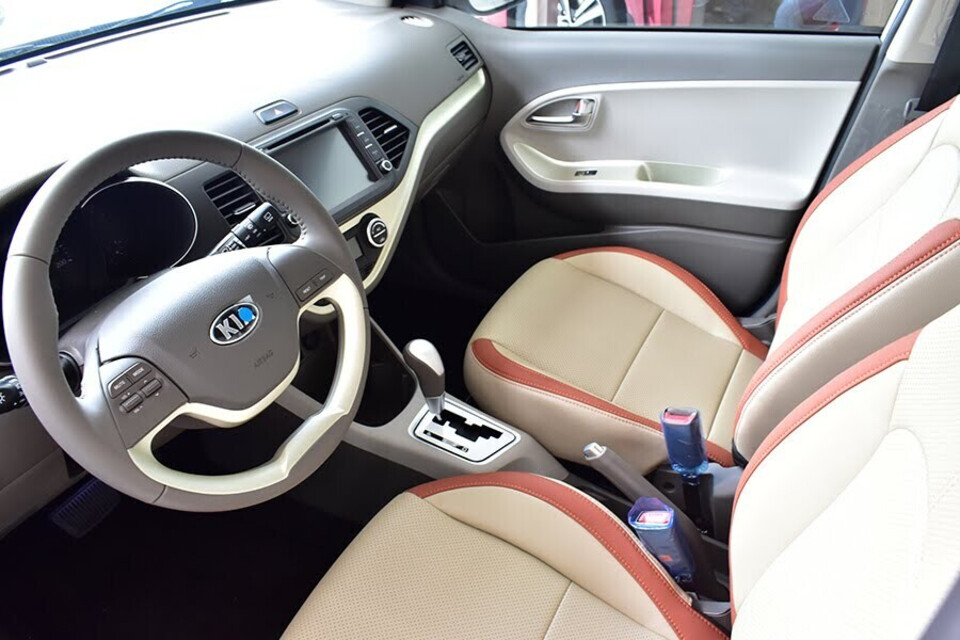 Không gian sang trọng thoáng đãng với ghế ngồi được bọc da cao cấp Không gian sang trọng thoáng đãng với ghế ngồi được bọc da cao cấp