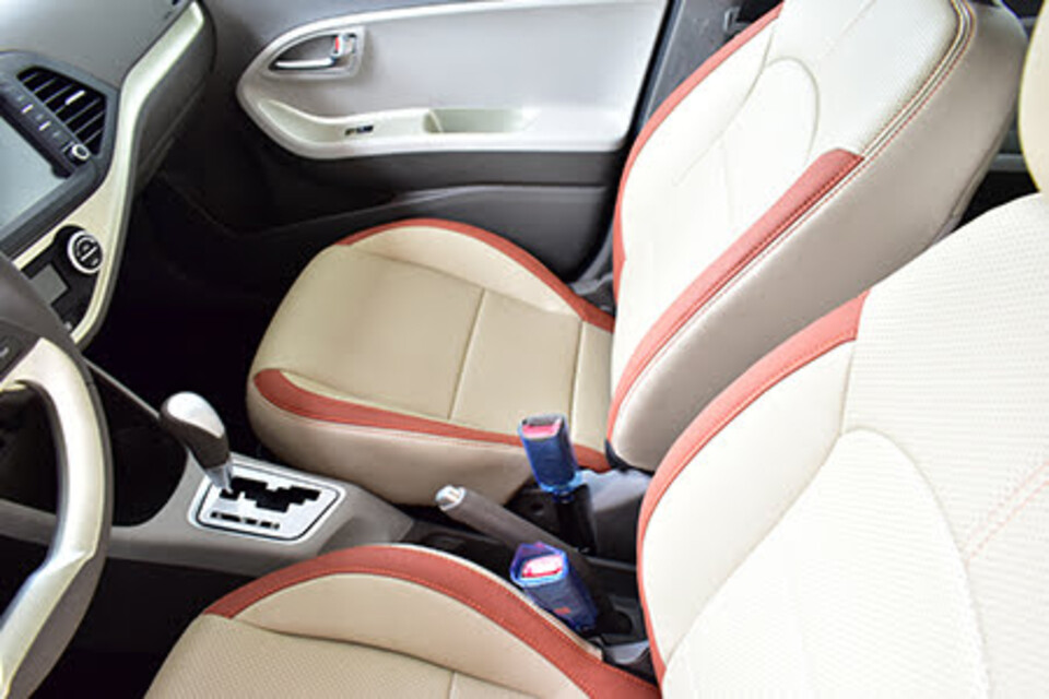 Ghế lái và ghế phụ chỉnh tay Ghế lái và ghế phụ chỉnh tay