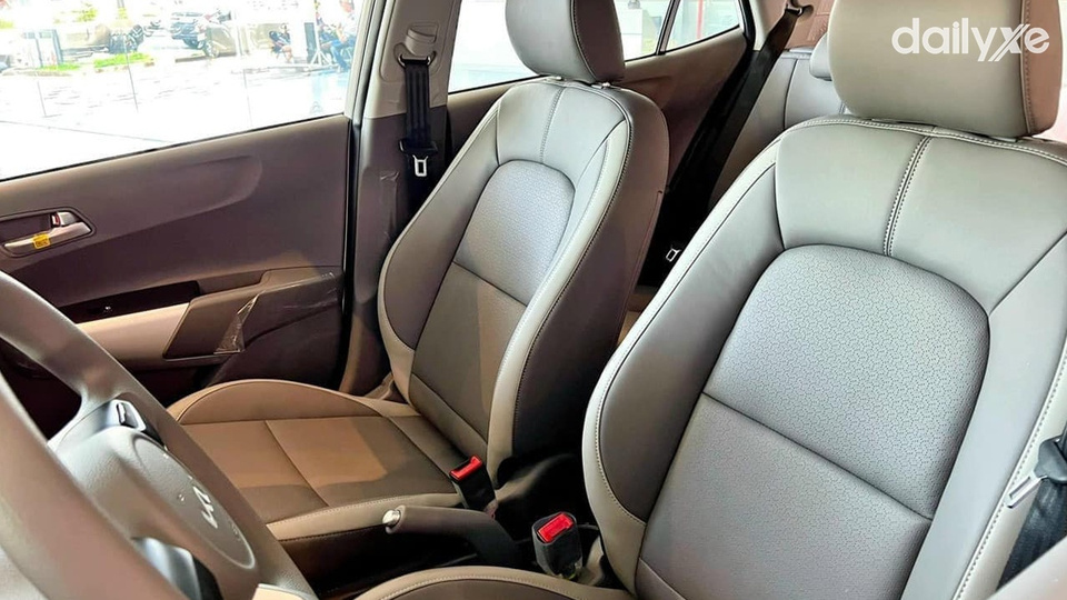 Ghế ngồi bọc da êm ái