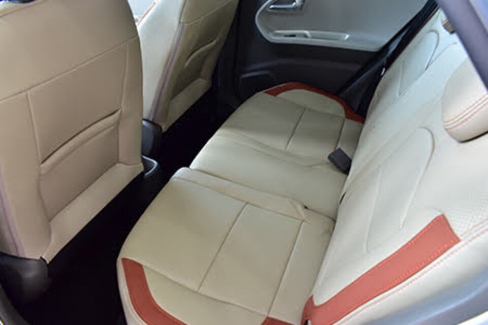 Hàng ghề sau có bố trí 2 tựa đầu, ghế có thể gập 6:4 Hàng ghề sau có bố trí 2 tựa đầu, ghế có thể gập 6:4