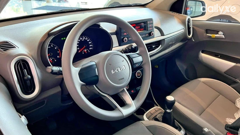 Vô lăng hai chấu tích hợp nút điều khiển âm lượng tiện lợi