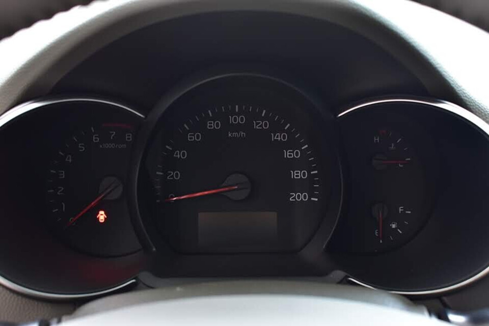 Đồng hồ 3 ống viền chrome cho phép hiển thị tốc độ, số vòng tua,... Đồng hồ 3 ống viền chrome cho phép hiển thị tốc độ, số vòng tua,...