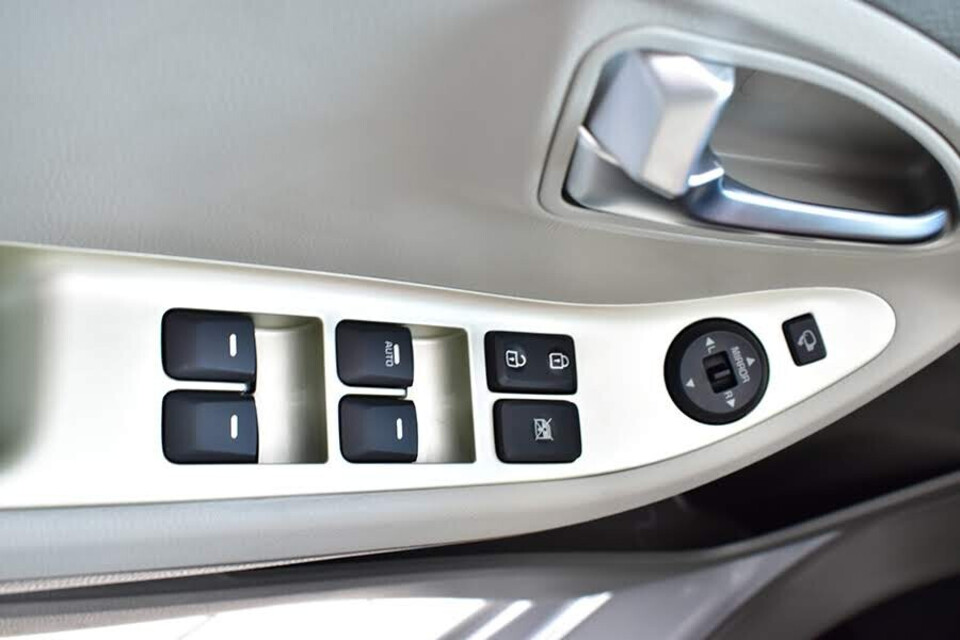 Nút chỉnh điện tích hợp trên cửa Nút chỉnh điện tích hợp trên cửa