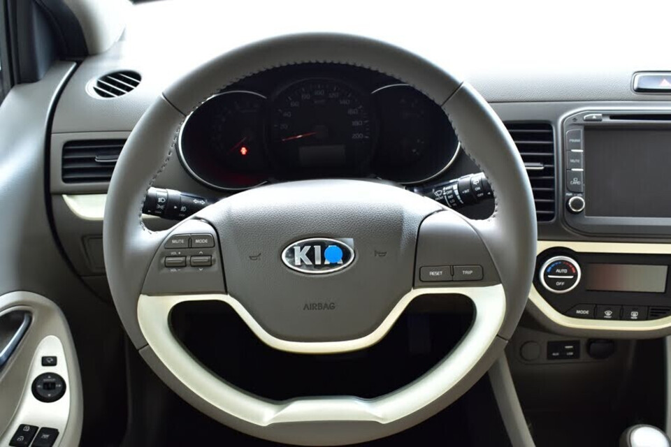 Vô-lăng bọc da dạng hai chấu thể thao tích hợp nút điều chỉnh âm thanh và kích hoạt đo quãng đường Vô-lăng bọc da dạng hai chấu thể thao tích hợp nút điều chỉnh âm thanh và kích hoạt đo quãng đường