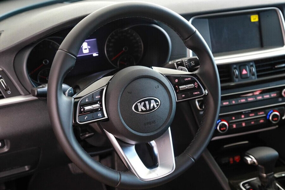 Vô-lăng ba chấu mang phong cách gọn gàng và lịch lãm