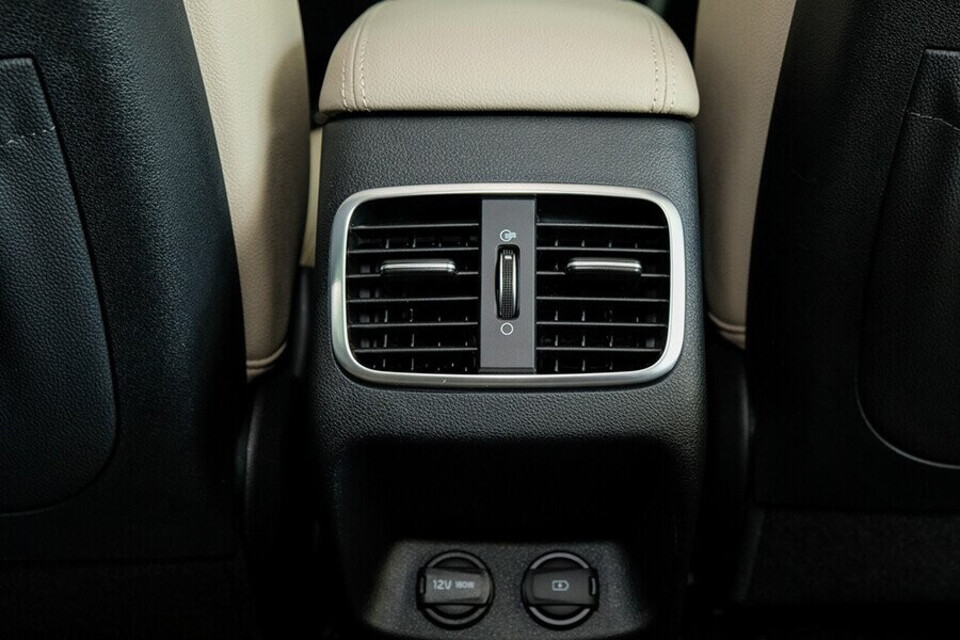 Hệ thống điều hòa hàng ghế sau