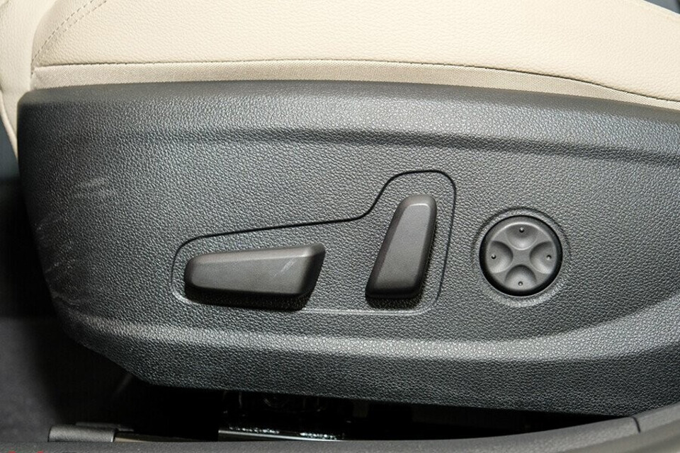 Ghế lái chỉnh điện