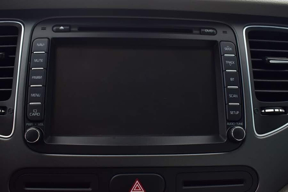 Màn hình cảm ứng tích hợp các chức năng như bản đồ dẫn đường định vị GPS, kết nối các thiết bị ngoại vi qua các cổng như USB, AUX Màn hình cảm ứng tích hợp các chức năng như bản đồ dẫn đường định vị GPS, kết nối các thiết bị ngoại vi qua các cổng như USB, AUX
