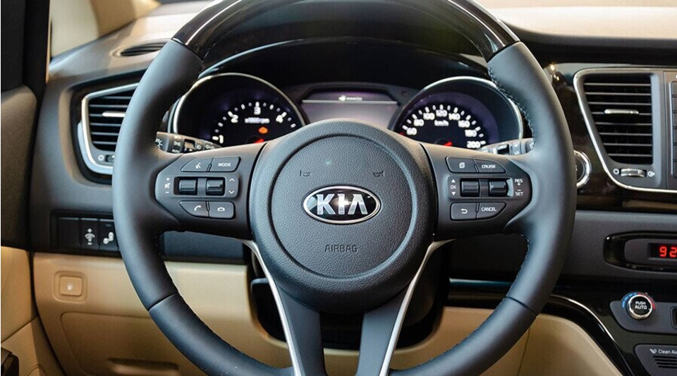 Vô lăng Sedona bọc da sang trọng