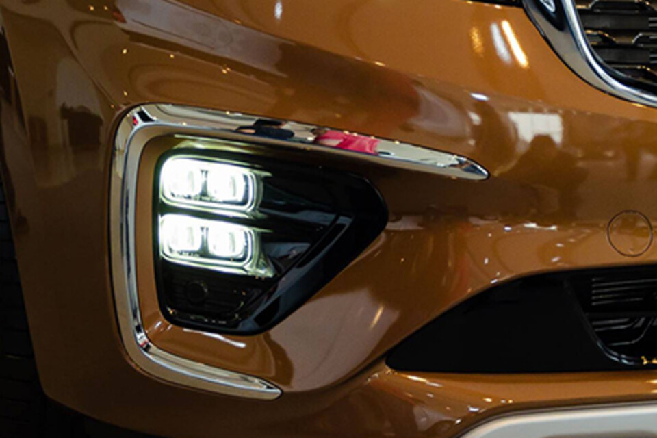 Đèn sương mù phía trước thiết kế hiện đại với viền mạ chrome Đèn sương mù phía trước thiết kế hiện đại với viền mạ chrome