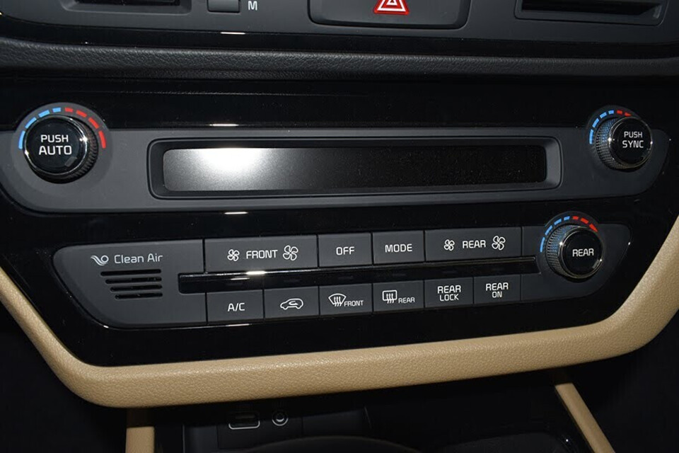 Hệ thống giải trí với đầu đọc CD, kết nối Bluetooth cùng hệ thống âm thanh 6 loa Hệ thống giải trí với đầu đọc CD, kết nối Bluetooth cùng hệ thống âm thanh 6 loa