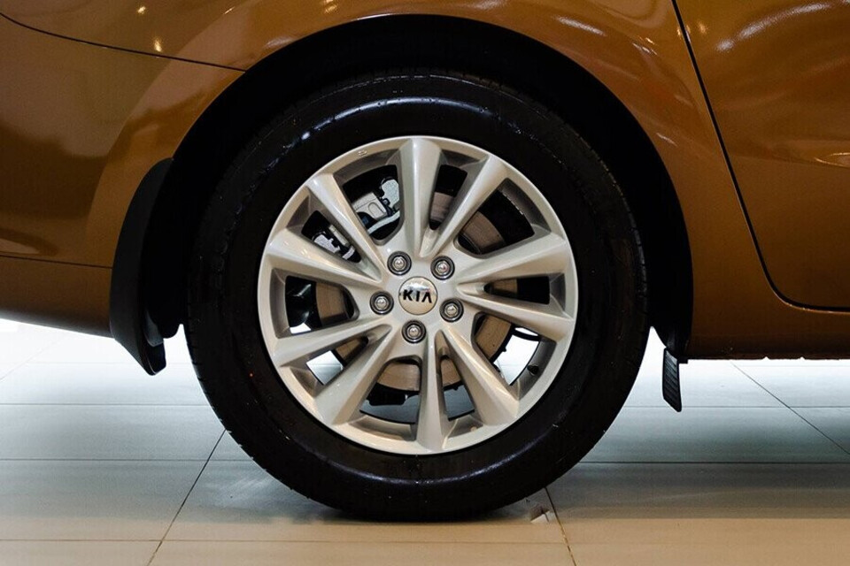 Mâm hợp kim 18 inch thể thao với thiết kế 10 chấu ấn tượng Mâm hợp kim 18 inch thể thao với thiết kế 10 chấu ấn tượng
