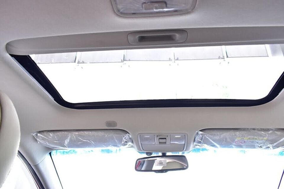 2 cửa sổ trời cực rộng được bố trí dọc trần xe 2 cửa sổ trời cực rộng được bố trí dọc trần xe