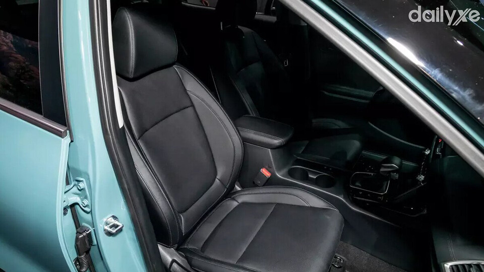 Ghế ngồi được bọc da toàn bộ