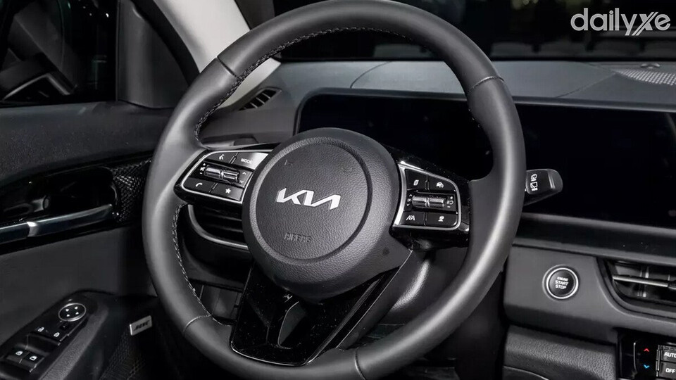 Vô lăng bọc da, tích hợp các phím bấm chức năng