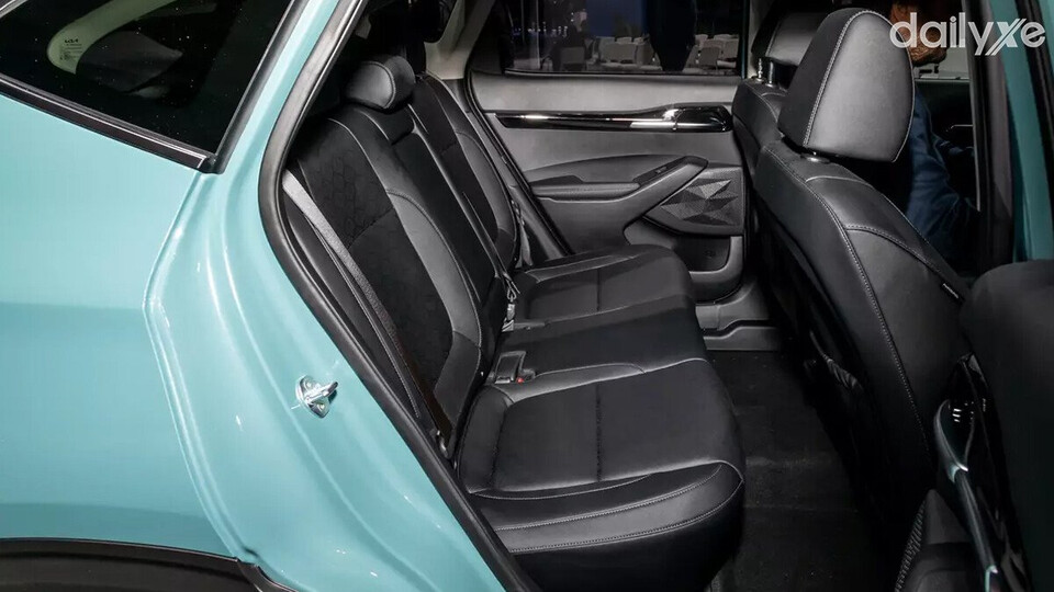 Hàng ghế sau rộng rãi