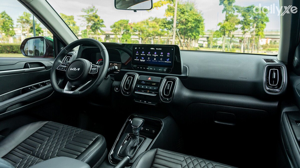 Không gian nội thất rộng rãi, hiện đại và nhiều tiện nghi hàng đầu