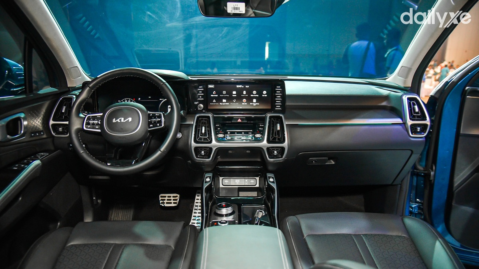 Không gian nội thất đẳng cấp và hiện đại với sự kết hợp hài hòa giữa chất liệu da cao cấp