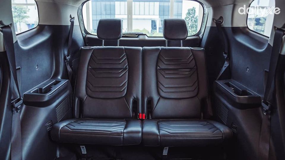 Hàng ghế sau rộng rãi và gập chỉnh linh hoạt