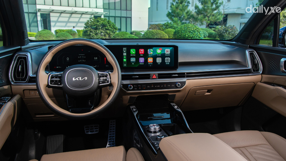 Vô lăng ba chấu bọc da có kiểu dáng D-Cut thể thao