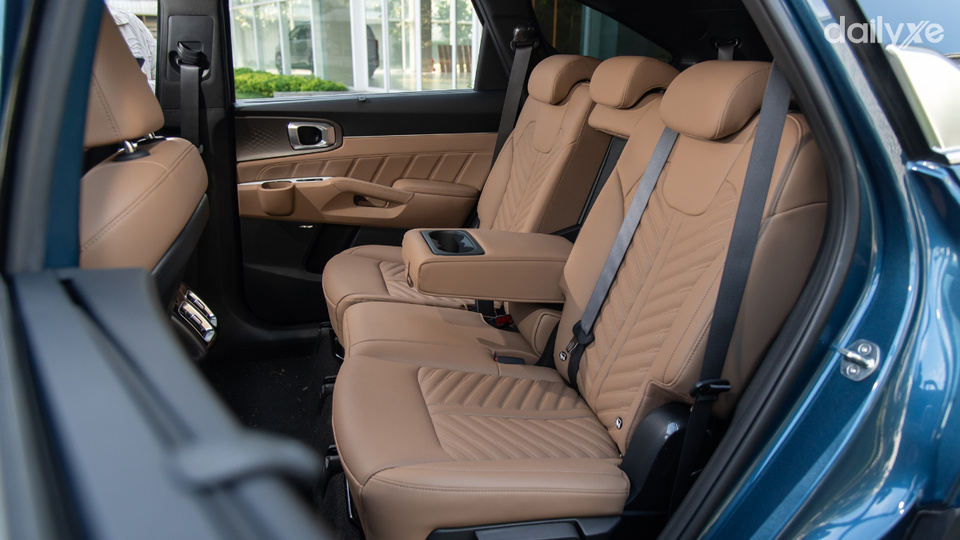 Hàng ghế hai rộng rãi và gập chỉnh linh hoạt