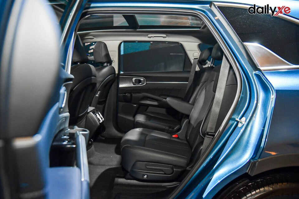 Hàng ghế sau rộng rãi