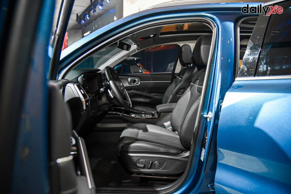 Khoang lái được thiết kế theo phương ngang tạo nên sự rộng rãi