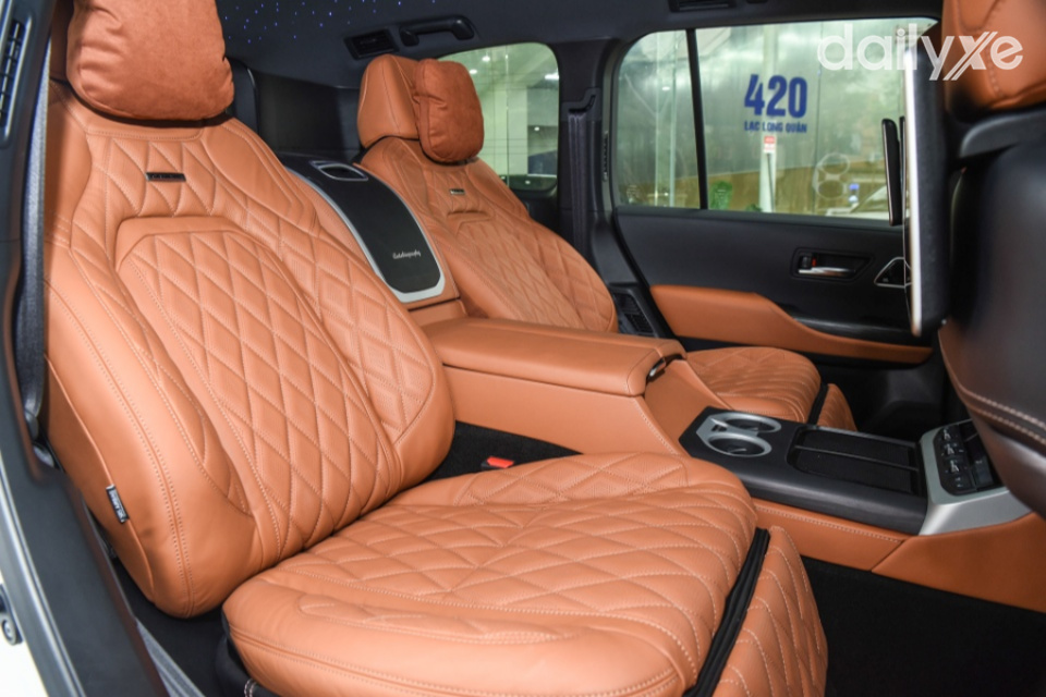 Hàng ghế sau rộng rãi không kém phần linh hoạt