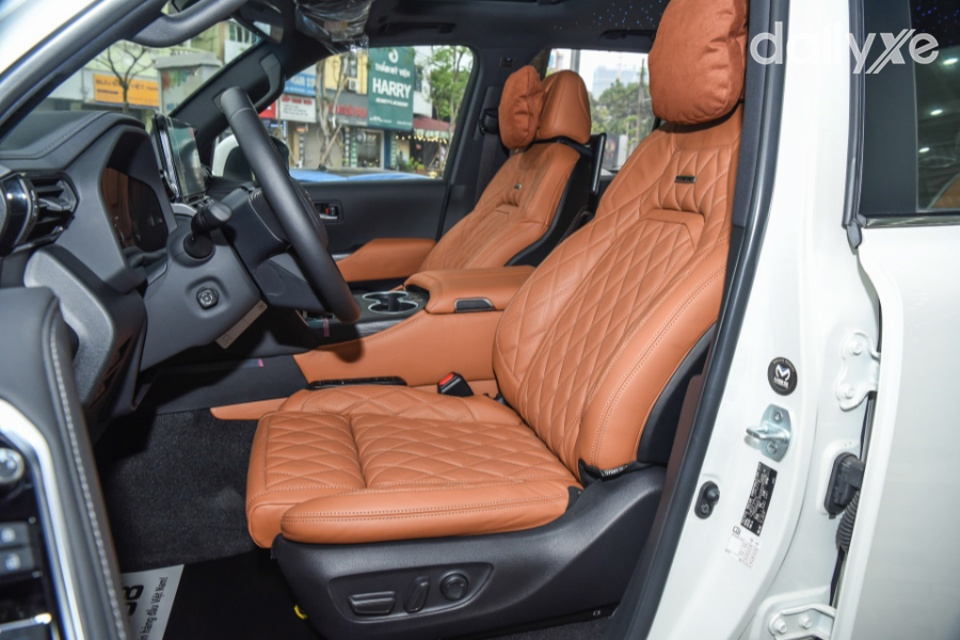 Toàn bộ ghế ngồi được bọc da cao cấp