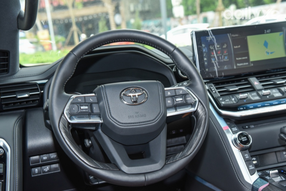 Vô lăng bọc da tạo cảm giác êm ái khi cầm nắm